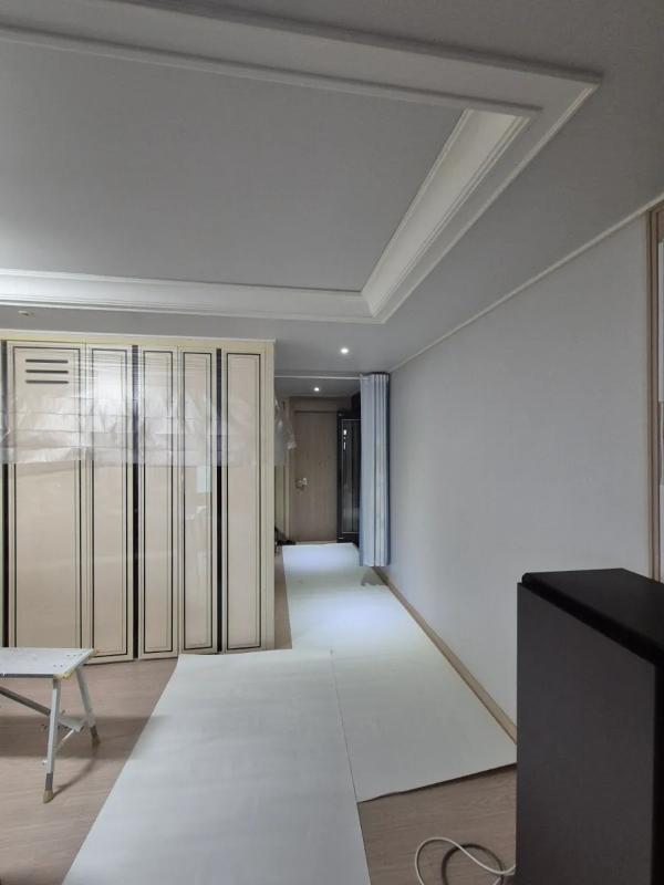 그레이 도배 인테리어 시공 사진 — 개나리 로하스 매트회벽 퓨어그레이 (87456-2)