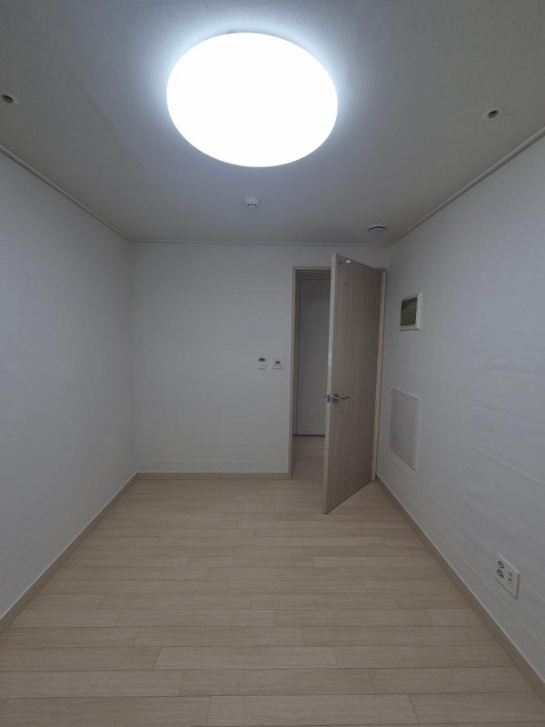 테라코타·클레이 도배 인테리어 시공 사진 — 개나리 로하스 87456-7 매트회벽 클레이화이트
