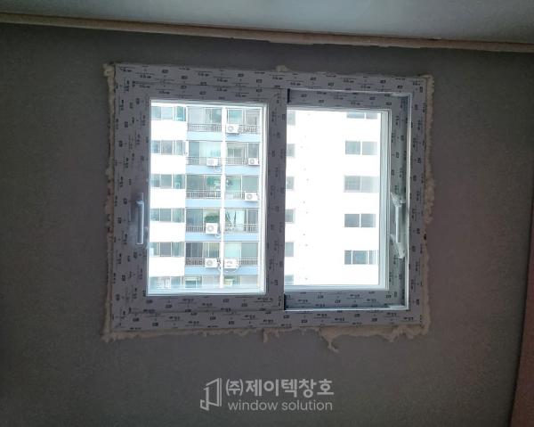 그린·세이지 창호 인테리어 시공 사진 — KCC창호 Window5 발코니이중창 VBF242 (26T 로이+그린유리)