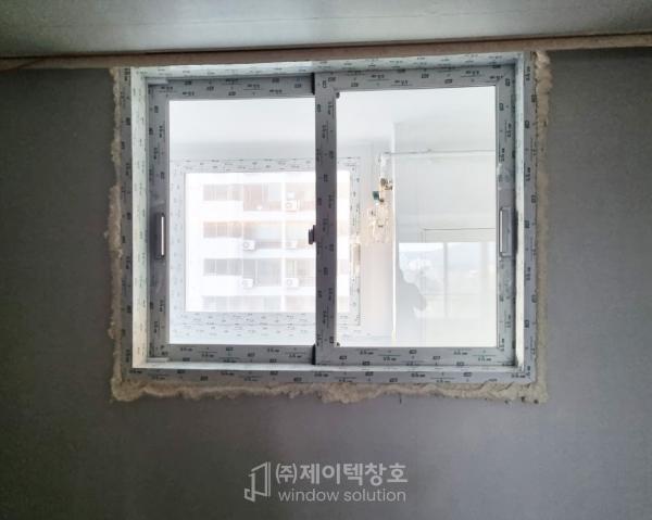 그린·세이지 창호 인테리어 시공 사진 — KCC창호 Window5 발코니이중창 VBF242 (26T 로이+그린유리)