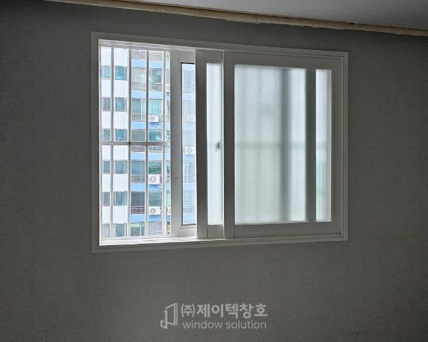 그린·세이지 창호 인테리어 시공 사진 — KCC창호 Window5 발코니이중창 VBF242 (26T 로이+그린유리)
