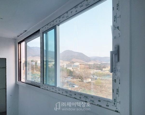 그린·세이지 창호 인테리어 시공 사진 — KCC창호 Window5 발코니이중창 VBF242 (26T 로이+그린유리)