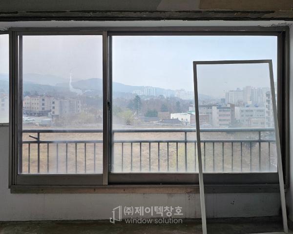 그린·세이지 창호 인테리어 시공 사진 — KCC창호 Window5 발코니이중창 VBF242 (26T 로이+그린유리)