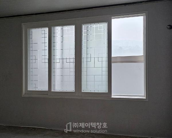그린·세이지 창호 인테리어 시공 사진 — KCC창호 Window5 발코니이중창 VBF242 (26T 로이+그린유리)