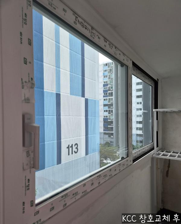 블랙 창호 인테리어 시공 사진 — KCC 뉴프라임 140 발코니 단창 (블랙 레일)