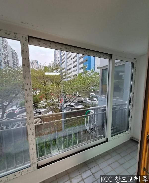 블랙 창호 인테리어 시공 사진 — KCC 뉴프라임 140 발코니 단창 (블랙 레일)
