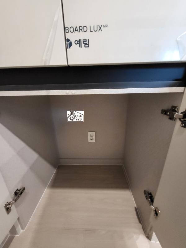 웜그레이·토프 도어 인테리어 시공 사진 — 매트샌드그레이 도어