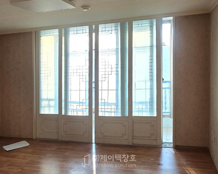 노후된 라운드 샷시를 일자로 바꿔 단열과 개방감을 동시에 | 대구 강창하이츠 31평
