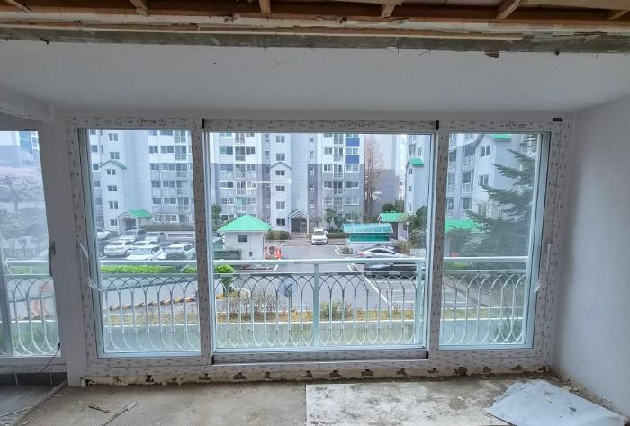 외풍과 소음 걱정 없이 아늑해진 거실 발코니 | 해운대 벽산2차 아파트