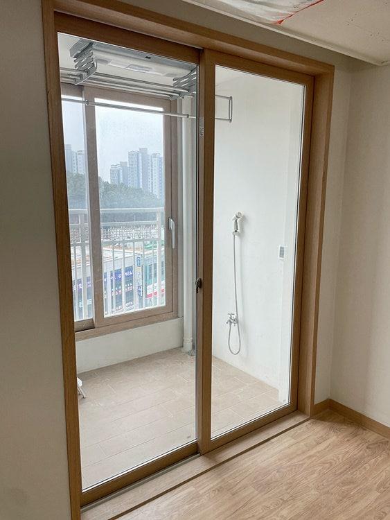 밝은 베이지 컬러 몰딩